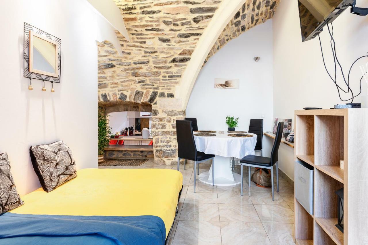 Ferienwohnung Calme Cocon Troglodyte Au Coeur De La Ville Nîmes Exterior foto